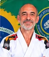 David Gerzain, instructeur de jiu-jitsu à Crest, en kimono blanc